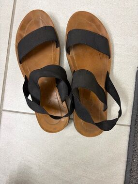 Kelly & Katie Black and Brown Elastic Strap Sandals